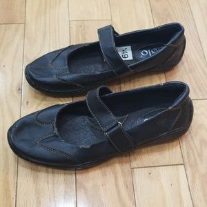 Bolo Brown Strapped Flats Sz 7